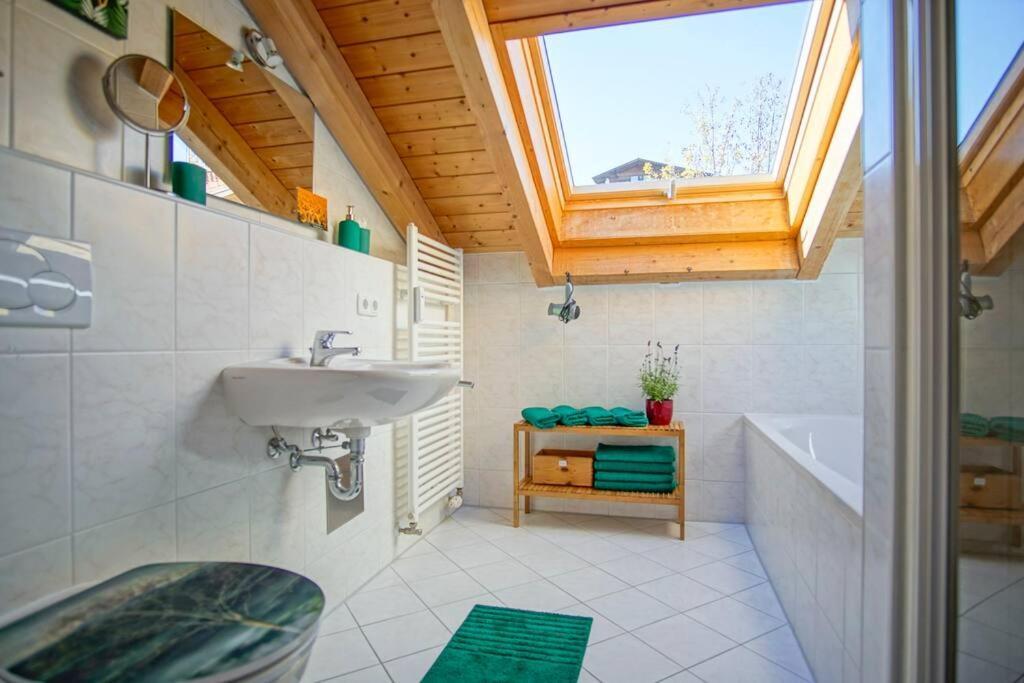 Luxury Living Near Weissensee +Balcony +Netflix Fussen Bagian luar foto