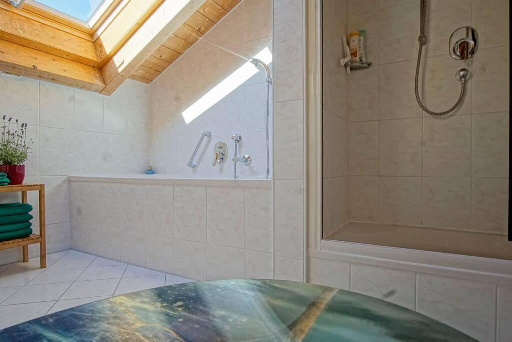 Luxury Living Near Weissensee +Balcony +Netflix Fussen Bagian luar foto