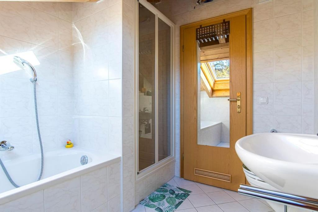 Luxury Living Near Weissensee +Balcony +Netflix Fussen Bagian luar foto